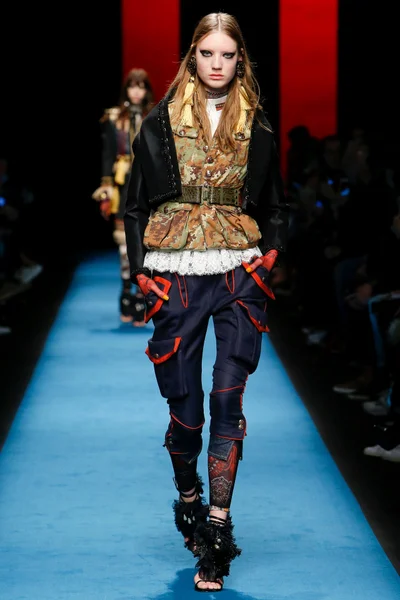 Look 10